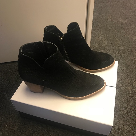 Dolce Vita perforated suede ankle boots - Picture 4 of 8